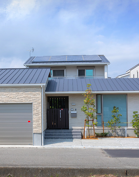 焼津市での高性能注文住宅の施工実績5：クルマ2台格納のビルトインガレージと中庭のある家