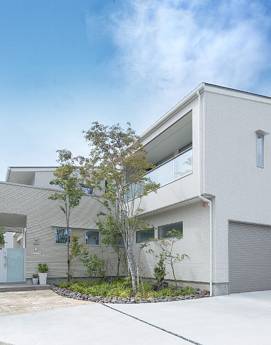 焼津市での高性能注文住宅の施工実績6：雨でも濡れずに室内に入れる、ビルトインガレージのある家