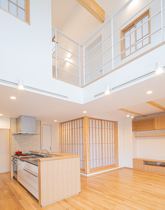 焼津市での高性能注文住宅の施工実績7：ロフトの窓からの風景も楽しい、吹き抜けLDKの家