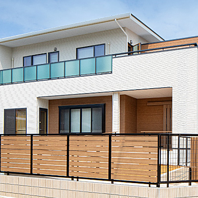 焼津市の注文住宅施工事例。外観。木調フェンスで視線を程よく遮り、開放感と安心感を両立