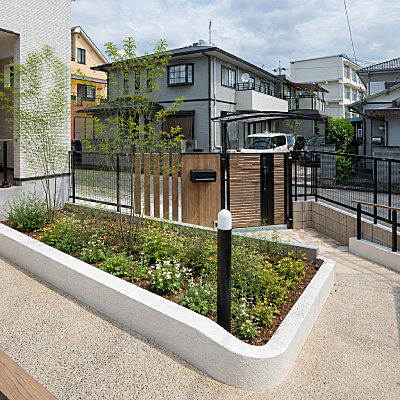 焼津市の注文住宅施工事例。玄関へと続く緩やかな洗い出しのスロープを設計