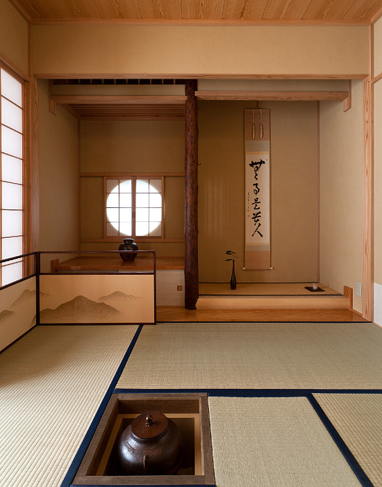 本炉と丸窓のある茶室のしつらえ：オーダーメイド家具建具事例